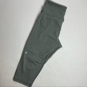 LULULEMON CROPS / CAPRI LEGGINGS Size 8